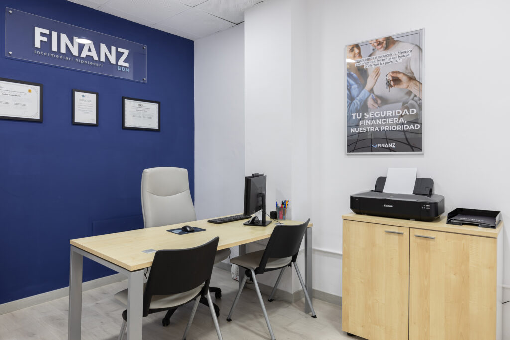 Despacho privado en Finanz con decoración moderna y lema sobre seguridad financiera.