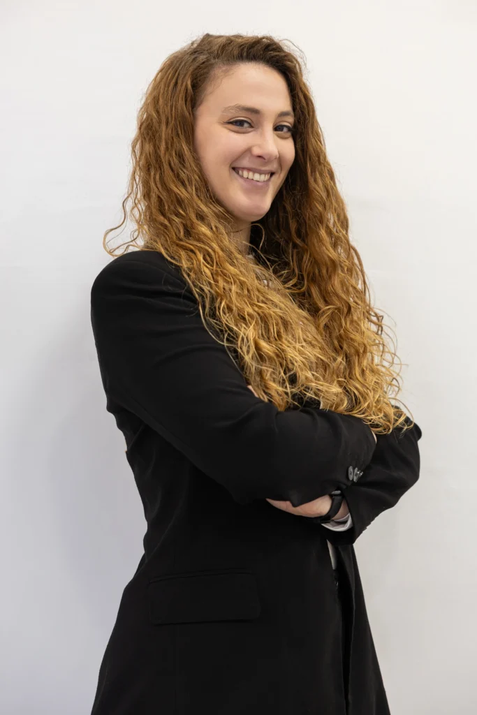 Retrato de María Martín, Intermediaria Hipotecaria en Finanz, sonriendo con actitud cercana y profesional.