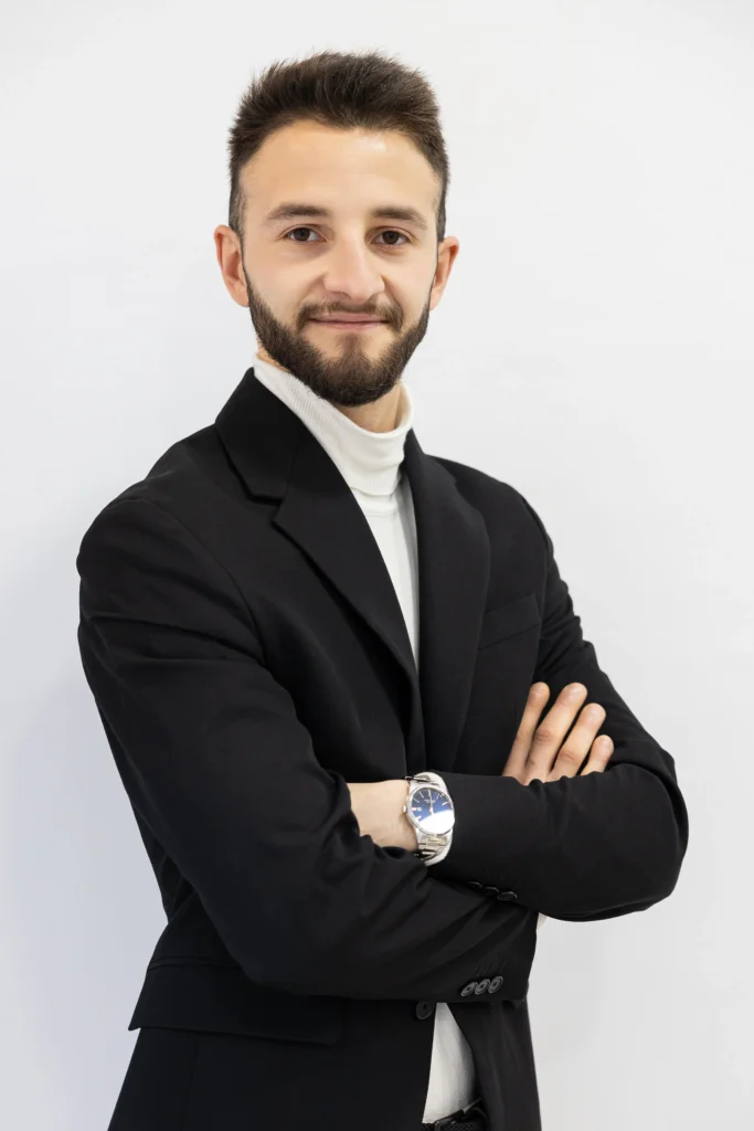 Retrato de Alejandro Cerón, Intermediario Hipotecario en Finanz, mostrando confianza y profesionalidad.