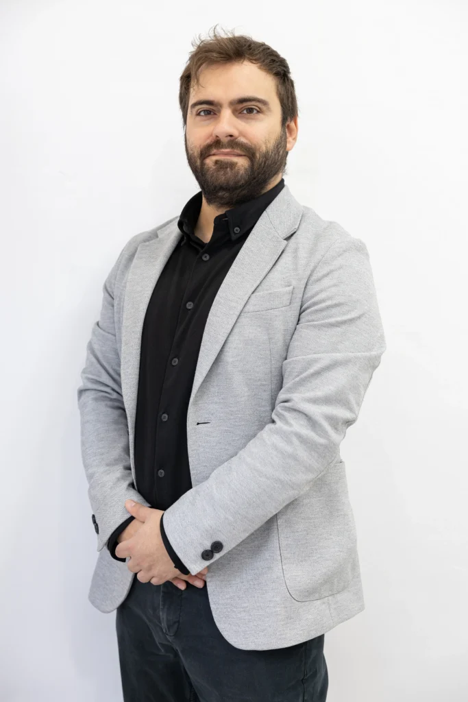 Retrato de Andrés Torrens, Fundador de Finanz, con pose segura y actitud profesional.