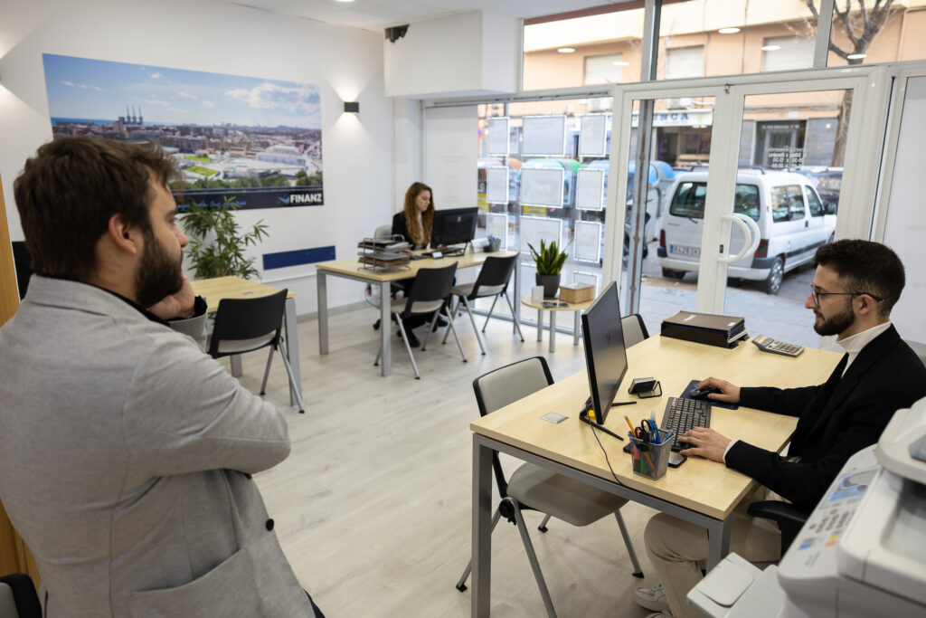 Equipo de Finanz trabajando y atendiendo clientes en un ambiente colaborativo y profesional.