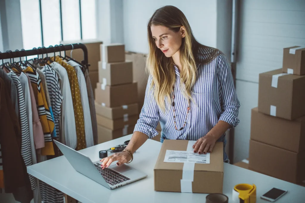Propietaria gestionando su negocio, representando hipotecas para comercios y locales de Finanz.