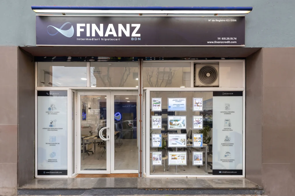 Fachada de Finanz Badalona con escaparate de propiedades y servicios hipotecarios.